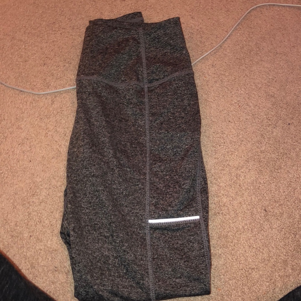 Athletic leggings with pockets